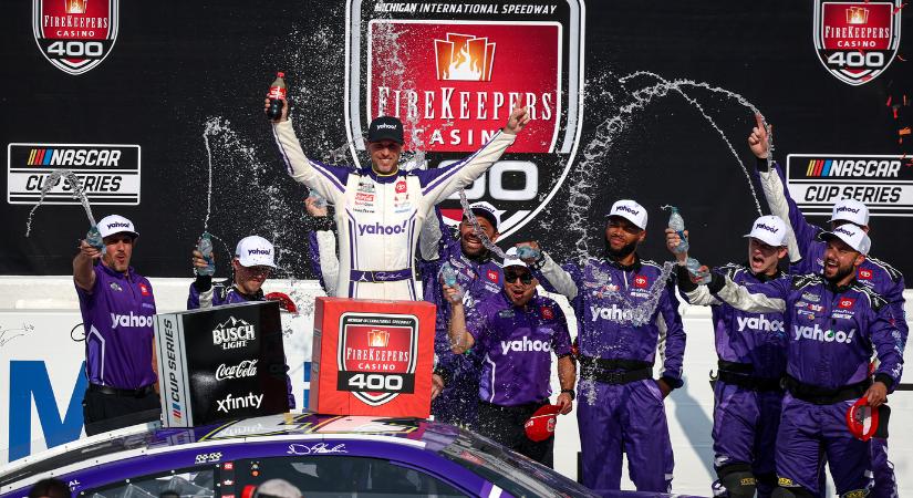 Denny Hamlin megint legyőzte a kedvenc versenyződet és JGR-rekordot döntött
