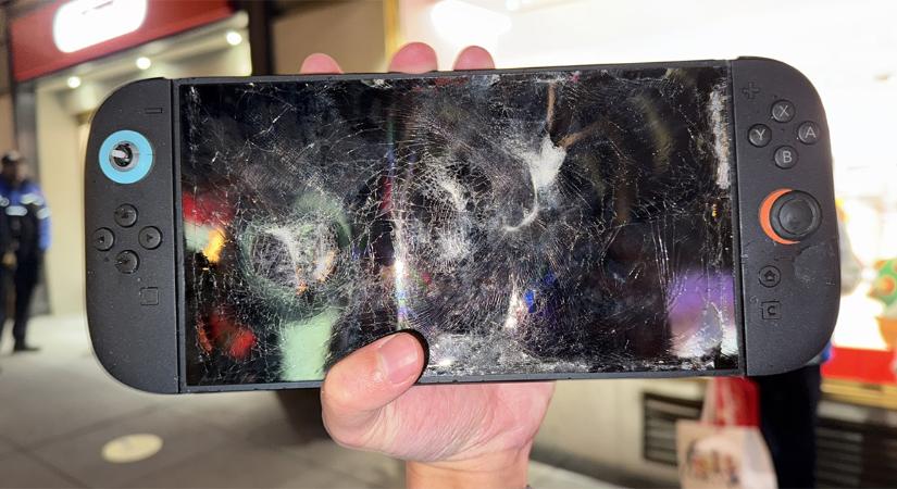 Alighogy kézbe kapta, kalapáccsal zúzta szét Switch 2-jét a YouTuber
