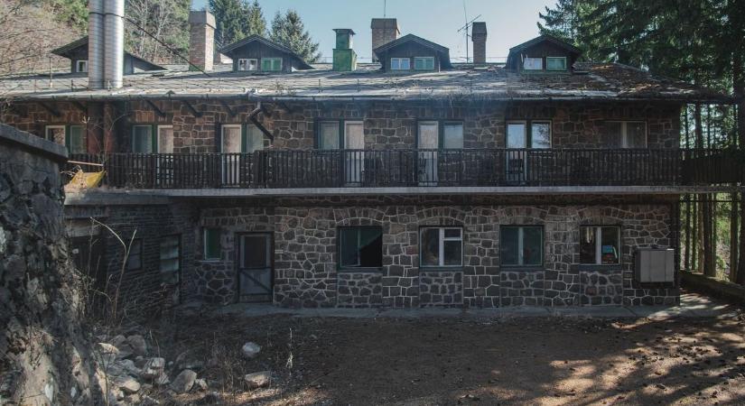 Lassan az enyészeté lesz a jobb sorsra érdemes hotel (galéria)