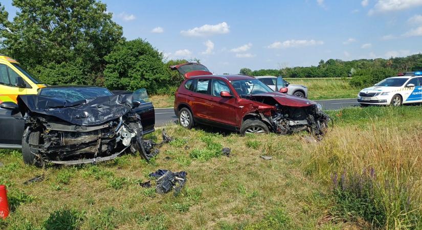 Összeütközött és csúnyán összetört két autó a 84-es főúton - Helyszíni fotók