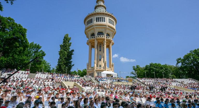 Tűző napon ültek a gyerekek a nemzeti összetartozás napi koncerten, többen rosszul lettek