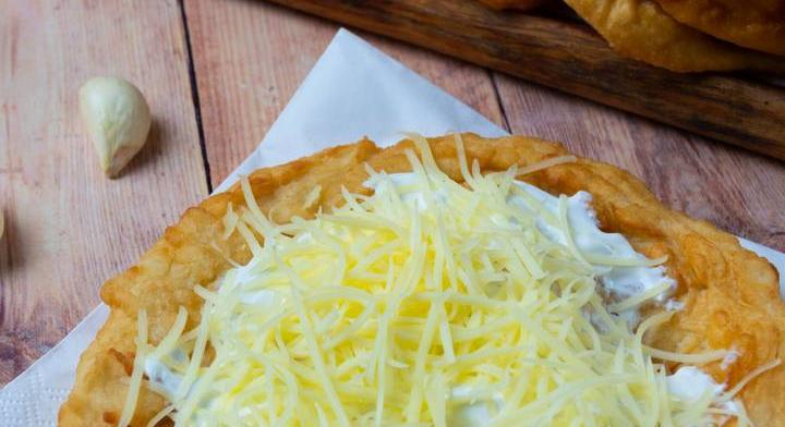 Igazi strandlángos házilag: a krumplis tészta nagyon puha
