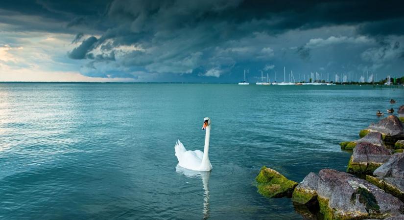 Orkán erejű széllel csapott le a vihar a Balatonra