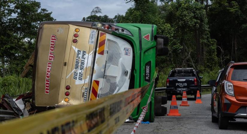 Diákokat szállító busz karambolozott, többen meghaltak