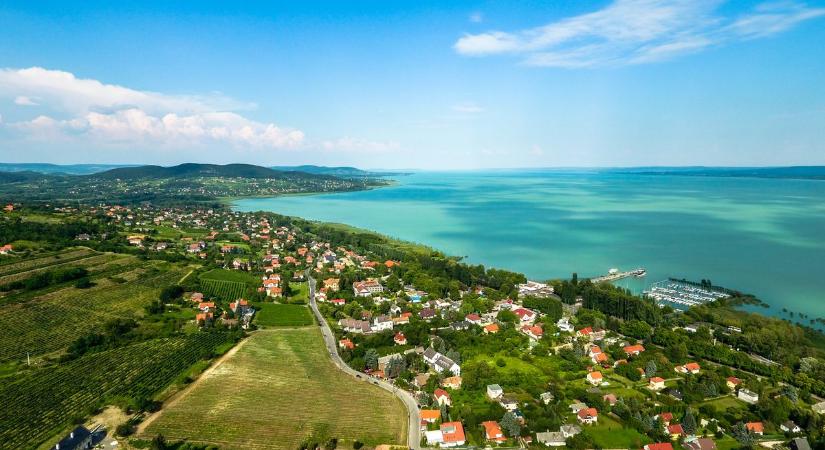 A Balaton egyik településének vezetője korlátozná a betelepülést