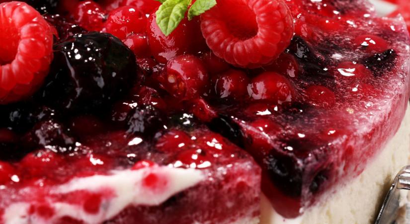 Lágy, krémes sajttorta sütés nélkül: erdei gyümölcsös verzió
