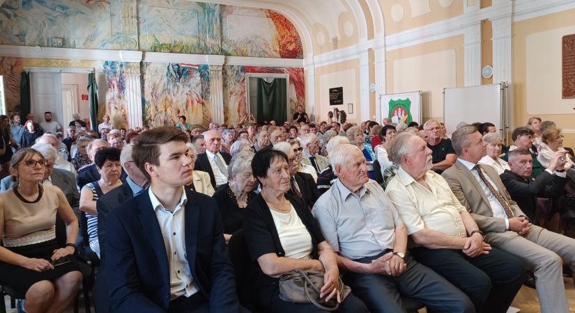 Több mint 200 öregdiák vehette át matúra-oklevelét Komáromban, a gimnáziumi nagytalálkozón