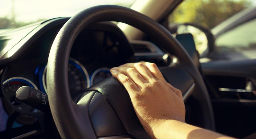 Rengeteg magyar sofőr nem tudja, de simán ugorhat a jogsijuk emiatt a szabály miatt
