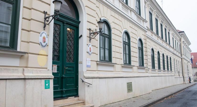 Kibontották a zalaegerszegi áruház falát a románok