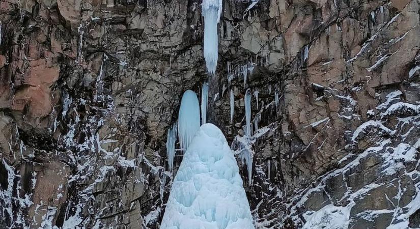 Egyszerűen összeomlott egy jéggé fagyott vízesés Oroszországban