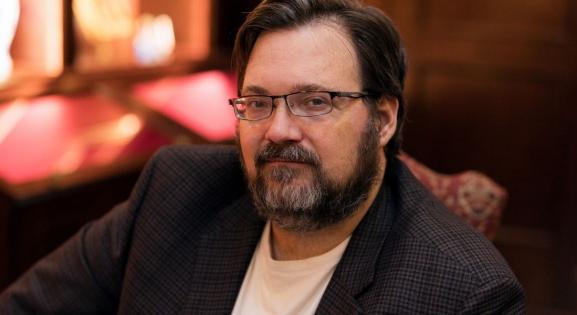 Brandon Sanderson fantasy szerző végre megírja legrejtélyesebb karakterének háttérsztoriját
