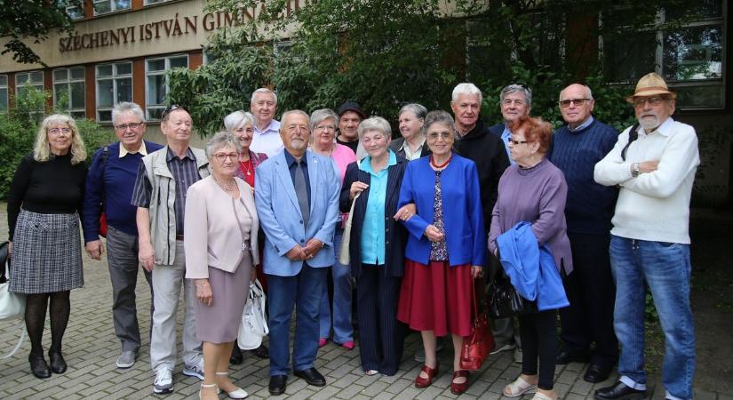 Legendák tértek vissza a dunaújvárosi gimnáziumba (képgalériával)