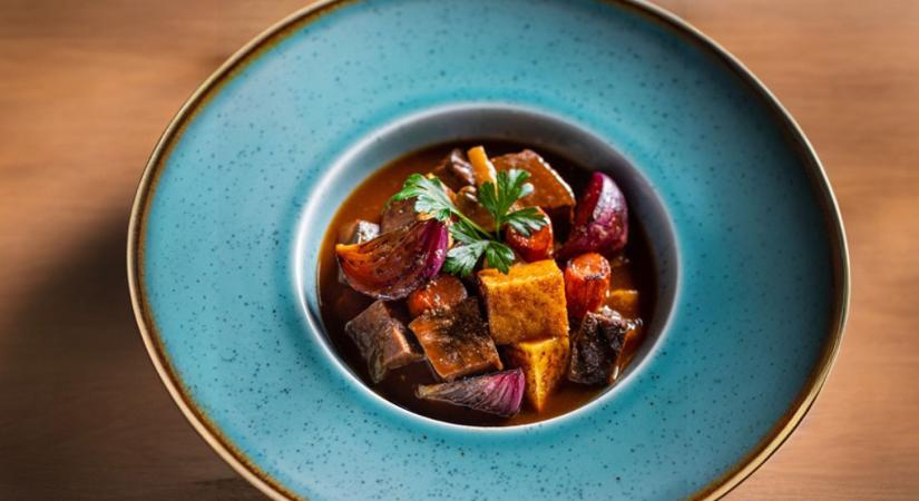 Vörösboros marhapofapörkölt polentával