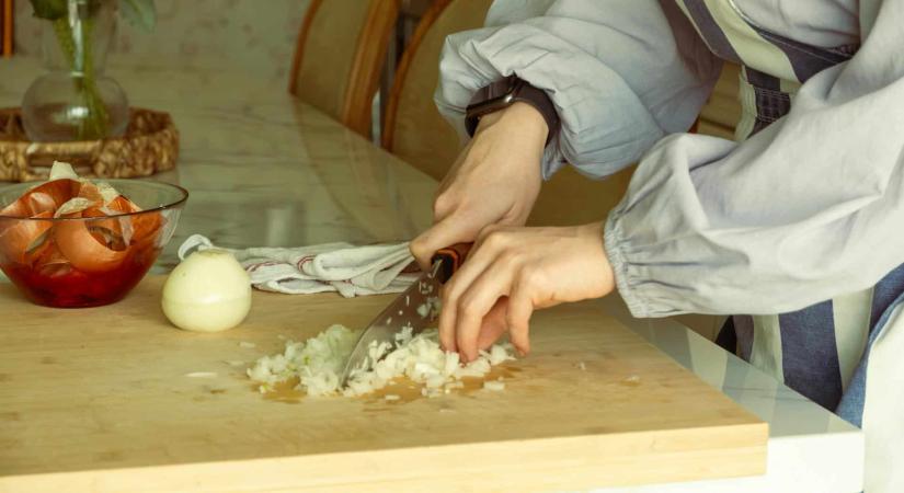 Így vágd fel a hagymát, hogy ne folyjon a könnyed: a tudományos módszer