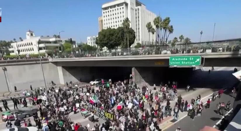 A Los Angeles belvárosában tüntetők ellen villanógránátokat, könnygázt és paprikaspray-t is is bevezettek  videó