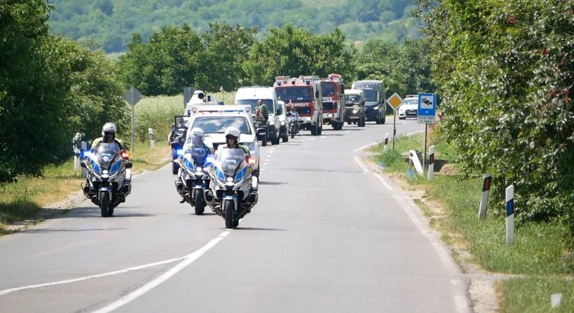 Rendőrautók és egyenruhások szállták meg az őcsényi repülőteret (fotók!)