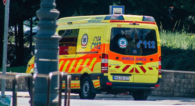 Rátámadt a segítségére siető mentőkre a zalai férfi, akit végül rendőrök fékeztek meg