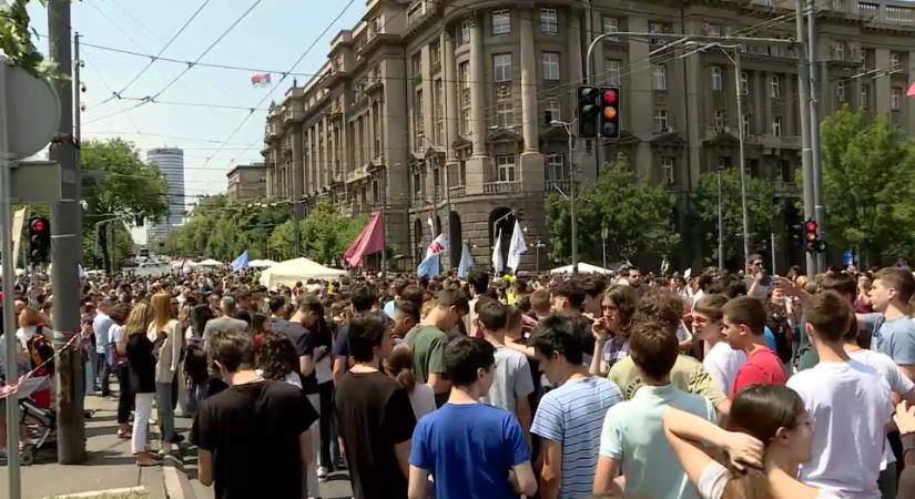 Tüntetés a kormány épülete előtt