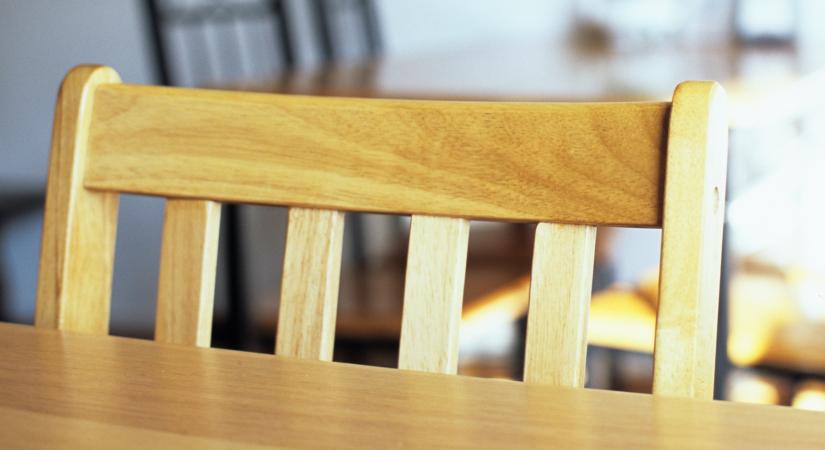 Ezt a 8 dolgot árulja el rólad, ha mindig betolod a széket magad után