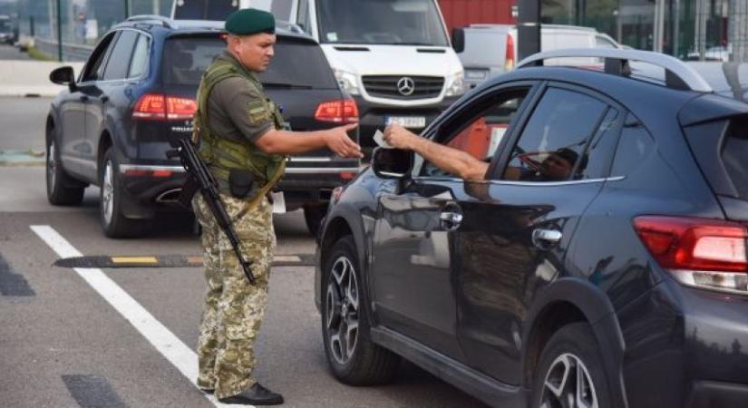 A felmentéssel rendelkező férfiak kiutazhatnak külföldre