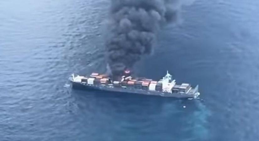 Gigantikus, fekete füstfelhők ömlenek egy kigyulladt konténerhajóból (VIDEÓ)