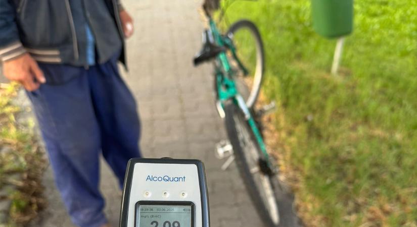 Életveszélyes állapotban tekert az úton – 4,35 ezreléket fújt egy biciklis