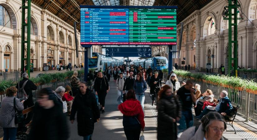 Vitézy Dávid: Lázár János arra utasította a MÁV-ot, hogy a sokat késő vonatokat tüntessék el a vonatinformációs rendszerből