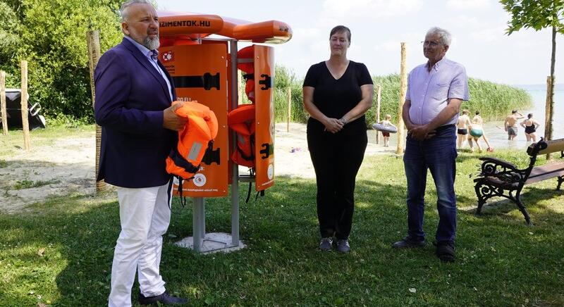 A tizedik mentőmellényállványt avatták fel a Balatonnál