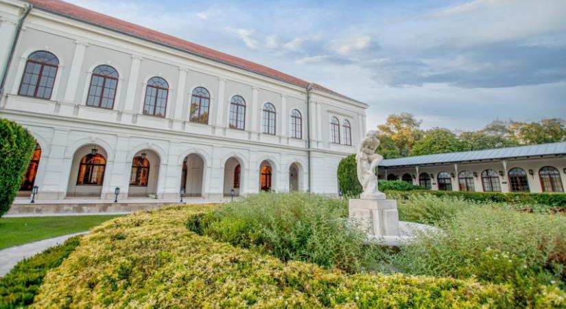 Irodalom zenével és borral Balatonfüreden