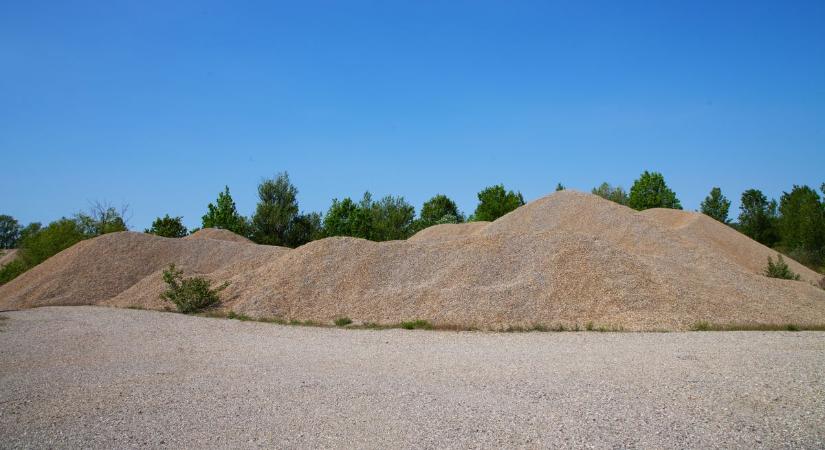 Életre kelt a törökszentmiklósi homokkupac, a munkagépek hozzá sem nyúlhatnak