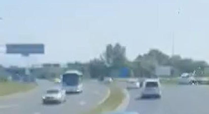A kamionos csak annyit mondott: „Fordulj meg!” – nézd meg, mi történt ezután