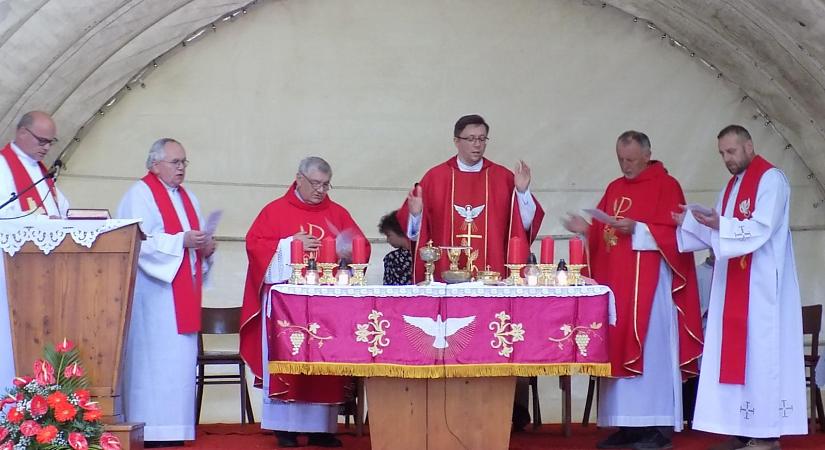 Pünkösd a bényi Mária-kegyhelyen és a jubileumi templomban