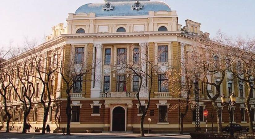 Rászakadt az ablak, megsérült a szabadkai Gimnázium tanulója (Videó)