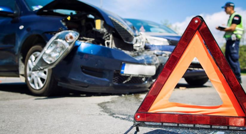 Teljes útzár! Motoros karambolozott autóval