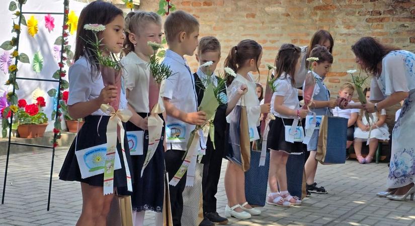 Óvodásoktól és óvó néniktől is elbúcsúzott a közösség