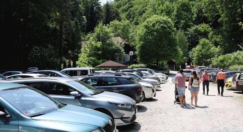 Özönlöttek az emberek Lillafüredre, már délelőtt lehetetlen volt a parkolás - képek, videó