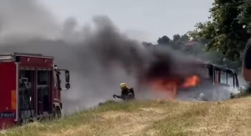Teljesen megsemmisült a Bečejprevoz autóbusza (Videóval)
