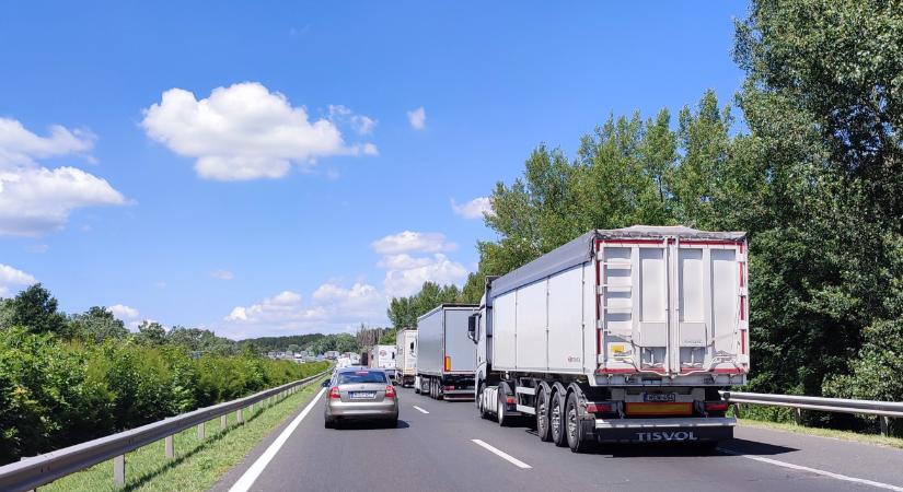 Másfél órája alakul a gigadugó az M7-esen