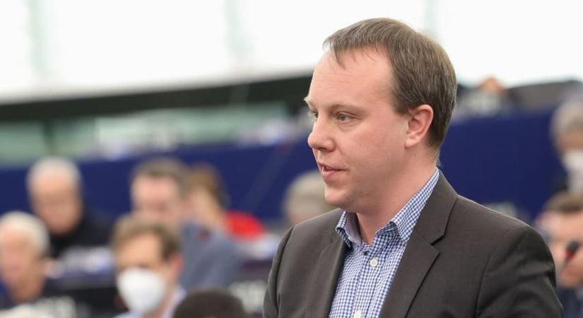 Lebuktatta a német lap az Európai Bizottság titkos szerződéseit, Daniel Freund a létezésüket is tagadja