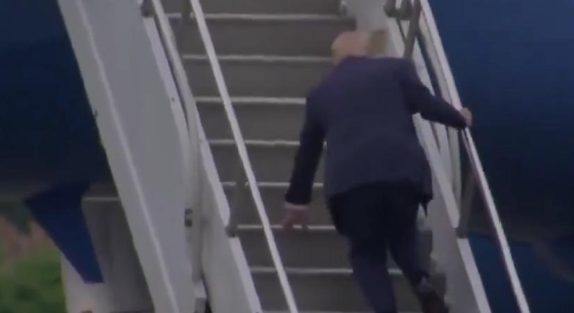 Karma: Trump gúnyolta Bident a botlásaiért – most ő esett el majdnem a lépcsőn (VIDEÓ)