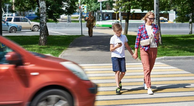 Ha gyalogos vagy és közben mobilozol, könnyen repülhet a borsos bünti