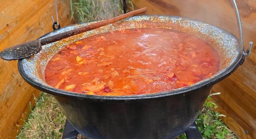 Pörköltfőzés tető alatt: így mentették meg a naszályi hagyományt a vihar elől