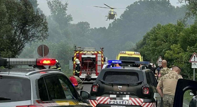 Felcsaptak a lángok az ütközés után, mentőhelikopter vitte el a súlyosan megsérült motorost