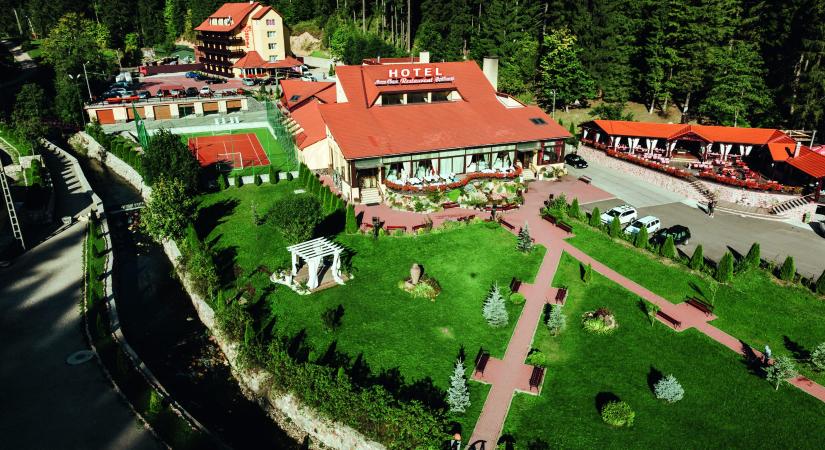Kristálytiszta levegő, misztikus tájak, máig élő legendák Erdély szívében. Gyilkostó Hotel, ahol a fenyvesek suttogása ébreszt.