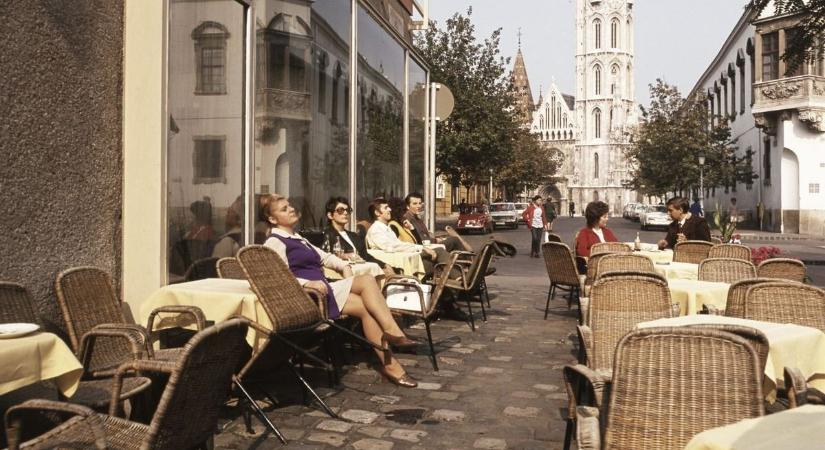 Trabantok a macskaköves utcákon - Retró képgaléria Budapest I. kerületéről