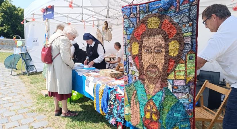 A bazilika oltártól hallgattuk az orgonajátékot, majd ötvösmunkát láthattunk fotók, videó
