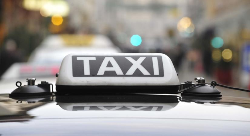 Amikor meglátta a taxis, ki ült a kocsijába, azonnal kamerán hívta a családját - Videó