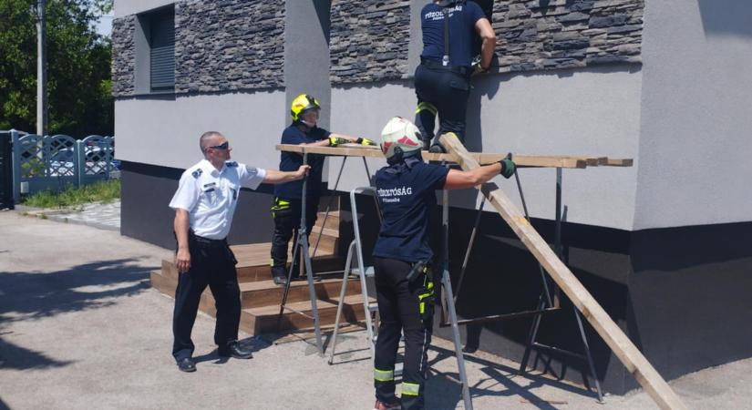 Rejtélyes haláleset Tinnyén: holtan találtak egy nőt a házában