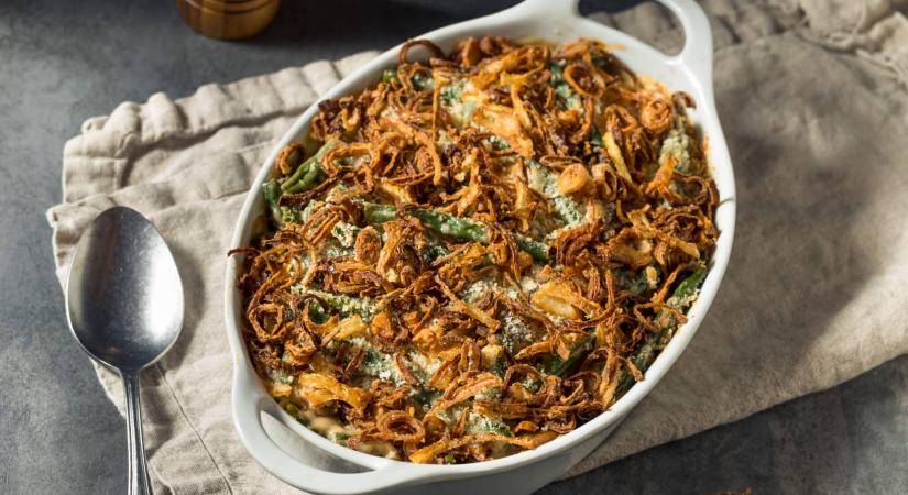 Vegán rakott zöldbab ropogós lyoni hagymával és gombával