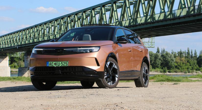 Melyik a jobb? Teszten a legolcsóbb és a legdrágább Opel Grandland!